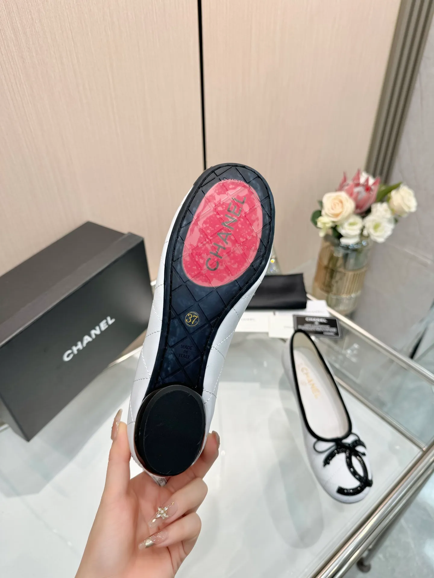 👟👟Ex-factory price 500👟👟 | ²⁰²5 𝐬𝐬 🤍🤎𝐂𝐇𝐀𝐍𝐄𝐋Chanel 26A catwalk style handmade Mary Jane women's shoes. Ballet shoes are so amazing, the bow pattern is so cute! Even if I don’t wear flat shoes, I can’t resist the temptation! The second recommended pair of Chanel logo women's shoes has great texture and is versatile. It is made of lambskin and has an original two-color outsole. Size: 35-40 (41 can be customized and cannot be returned or exchanged)